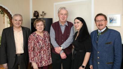 Bild: JOCHEN NEUMANN 
ERBENDORF
Stellvertretender Landrat Günter Kopp (links) und Bürgermeister Hans Donko (rechts) gratulierten dem ehemaligen Stadt- und Kreisrat Willi Müller (Dritter von links). Mit auf dem Bild sind Ehefrau Marion (Zweite von links) und Tochter Kerstin (Zweite von rechts).