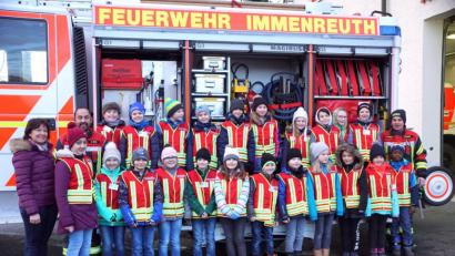 Bild: bkr
Passend für den Besuch bei einer Feuerwehr hatten die Schüler von Lehrerin Kerstin Zaus (links) Schutzwesten der Kinderfeuerwehr angezogen. Zweiter Kommandant Christopher Hörl (Zweiter von links) und Alexander Danzer (rechts) zeigten ihnen unter anderem, was die Brandschützer an Ausrüstung zu bieten haben.
