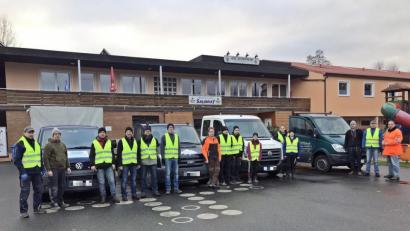Bild: jma
15 Helfer des Sportclubs machen sich zum Einsammeln der Christbäume auf den Weg durch die Rußweiherstadt.