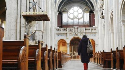 Bild: Gabi Schönberger
Viele Menschen verlieren die Bindung zu ihrer Kirchengemeinde. Die Geistlichen in Weiden setzen darauf, dass diejenigen, die an der Kirche zweifeln, das Leben in der Kirche wieder aktiv erleben müssen, um sich mit ihr zu identifizieren.