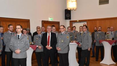 Bild: hcz
Oberstleutnant Sven Zickmantel (rechts neben OB Kurt Seggewiß) empfängt im Casino der Ostmarkkaserne hochrangige Soldaten sowie Vertreter aus Politik und Behörden.