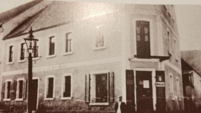 Bild: gz (Archiv)
Im Zacherlhaus am Tillyplatz befand sich 1901 die Bäckerei mit Café von Fürtsch.