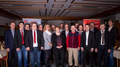 Bild: koa
Der SPD-Ortsverein Freudenberg nominiert seine Kandidaten für den Gemeinderat (von links): Bezirksrat Richard Gaßner, Andreas Bauer, Rudi Preitschaft, Georg Binner, Bernhard Wallner, Kristin Stauber, Thomas Binner, Elisabeth Strobl, Georg Schießlbauer, Andreas Koch, Martin Binner, Markus Schäffer, Bernhard Jäger, Patrick Reng, Franz Bruckschlegl, Gerhrad Dotzler und Landratskandidat Michael Rischke.
