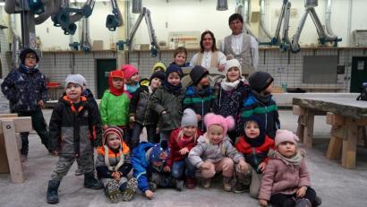Bild: exb
Die Waldershofer Kinder gruppierten sich mit Franziska Heinl in der Werkstatt zum Erinnerungsbild.