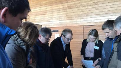 Bild: eig
Tennet-Bürgerreferent Torsten Grampp (Mitte) erläutert Details der Trasse und der Vorgehensweise beim Bau.