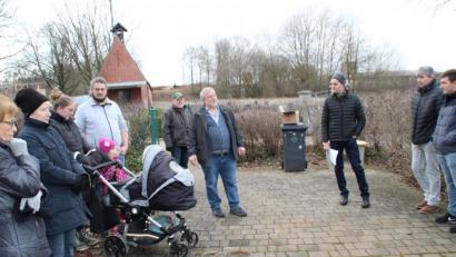 Bild: Michael Trummer
Richard Winter (Mitte links) und Hans-Jürgen Strehl (Mitte rechts) begrüßten rund 30 Interessierte am Friedhofsgelände.