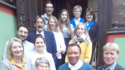 Bild: mvs
Im Gasthaus Sorgenfrei feierte die Fronhoferin Linda Wilholm ihren 85. Geburtstag. Im Bild von links nach rechts: Tochter Margit, Jubilarin Linda Wilholm, Pfarrer Cyprian Anyanwu, Zweiter Bürgermeister Markus Schiesl, hinten Sohn Hans und Enkel mit Partnern, mit blauen Halstüchern Apollonia Wildenauer und Annette Prey vom Frauenbund.