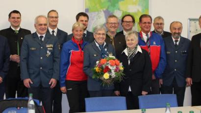 Bild: exb/Landratsamt
Die Geehrten Dietmar Bleistein, Margit Güll, Elisabeth Altendorfner und Rosemarie Thanner (vorne, von links), sowie Franz Schindler, Landrat Thomas Ebeling, Alexander Trautner, Matthias Karl, OB Andreas Feller, Wilhelm Klein, Dieter Güll, Otto-Josef Langenhan, Hans Deyerl und MdL Joachim Hanisch (hinten, von links).