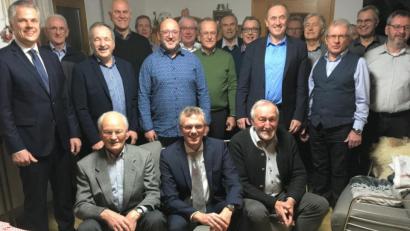 Bild: cro
Vorsitzender Stefan Meiler (sitzend, Mitte) präsentiert das neu gewählte Vorstandsteam des MGV zusammen mit dem Ehrenvorsitzenden Willy Stahl (sitzend, links) und dem Ehrenvorsitzenden des Sängerkreises Nordoberpfalz Herbert Kraus (sitzend, rechts).