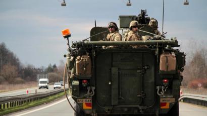 Archivbild: 1st Lt. Henry Chan
Fahrzeuge der US-Armee auf der Autobahn. Gut möglich, dass es dieses Bild in den kommenden Monaten häufiger gibt.