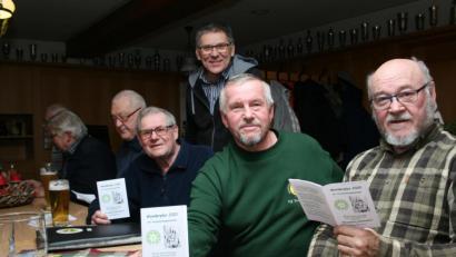 Bild: roh
Wanderführer Reinhard Schwarz (von rechts), Vorsitzender Manfred Lang, Geschäftsführer Josef Vogl, Kassenverwalter Heinz Störtzer und dahinter Zweiter Bürgermeister Oskar Schuster stellten voller Vorfreude das neue Wanderprogramm als Informationsbroschüre vor.