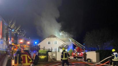 Archivbild: Alexander Auer
Am zweiten Weihnachtsfeiertag brannte ein Haus in Tegernheim. Nun ermittelt die Polizei wegen versuchten Mordes.