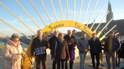 Bild: gib
Die Aktivisten vom Solarbündnis Regensburg um Wolfgang Feiner (Zweiter von rechts) setzen sich für mehr Sonnenenergie ein.