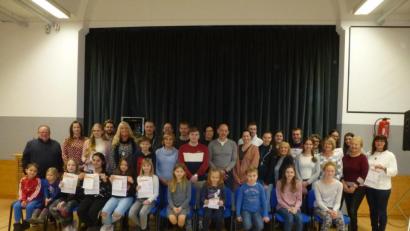 Bild: bk
Sie sind zu recht stolz auf ihr Sportabzeichen: Dazu gratulierten TSG-Hauptvereinschef Werner Windisch (links) und Leiterin Gerlinde Wagner (2.Reihe 5.von rechts).