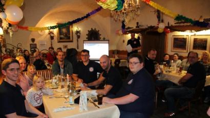 Bild: kro
Die Wasserwacht-Mitglieder um Vorsitzenden Gerald Spandel (hinten stehen) läuteten im Hotel-Gasthof Pirkl das Doppeljubiläumsjahr ein.