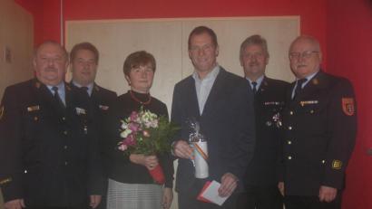 Bild: öt
Zum runden Geburtstag von Kreisbrandmeister Peter Prechtl (Dritter von rechts) gratulierten (von links) Gattin Roswith, Kreisbrandrat Andreas Wührl sowie und die Kreisbrandinspektoren Stefan Gleißner, Lorenz Müller und Otto Braunreuther von der Feuerwehrführung des Landkreises Tirschenreuth.