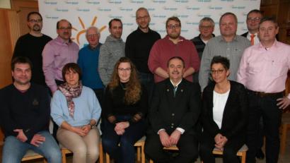 Bild: zöh
Die Gemeinderatskandidaten der Freien Wähler Gebenbach mit Bürgermeister Peter Dotzler (sitzend, Zweiter von rechts) und Landratskandidat Hans-Martin Grötsch (stehend, Zweiter von rechts).