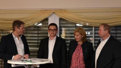 Bild: e
Moderator Stefan Reindl fühlt den CSU-Kandidaten Marco Gräßmann, Elisabeth Kraus und Matthias Rackwitz (von links) auf den Zahn.