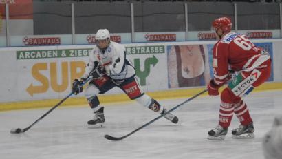 Bild: gb
Auf sechs Spieler müssen die Blue Devils in den Partien am Freitag in Memmingen und am Sonntag zu Hause gegen den EV Regensburg verzichten. Unter anderem fehlt Stürmer Philipp Siller (links, Szene aus dem letzten Oberpfalzderby am 7. Januar in Regensburg).