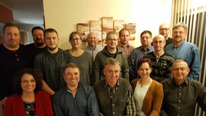 Bild: wms
Die Kandidaten der Bürgerlichen Wählergemeinschaft (vorne von links): Petra Schrems, Kurt Fischer, Josef Hubmann, Vroni Schleifenheimer, Bernd Schwamberger sowie (hinten von link) Christian Schedl, Tobias Walter, Manuel Gleißner, Pia Rath, Werner Zeitler, Edi Weiß, Andy Schicker, Alois Sladky, Christian Härtl, Kurt Wolf und Wolfgang Giehl.