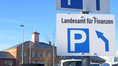 Bild: Gabi Schönberger
Für Mitarbeiter des Landesamtes für Finanzen in Weiden geht's einstweilen hier lang. Auf dem ehemaligen AW-Gelände in der Straße Zur Centralwerkstätte arbeiten bereits 32 Beschäftigte der Zentralen Abrechnungsstelle. Bis 2030 sollen - an anderer Stelle - 300 Kollegen folgen.