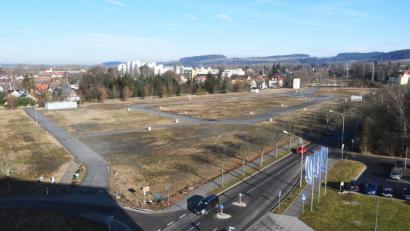 Bild: Gabi Schönberger
Genügend Platz für einen Neubau, in dem 300 Finanzbeamte arbeiten könnten, gäbe der alte Volksfestplatz laut Stadtbau-Geschäftsführer Günther Kamm locker her. Er bezweifelt trotzdem, dass die Münchener Behörde, die nach Weiden verlegt werden soll, hier ein neues Zuhause finden wird.