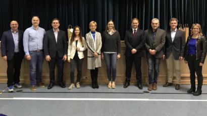 Bild: jzk
Holger König, Holger Dederl, Wolfgang Heider, Elisabeth Bayer, Gabriele Dill, Laura Möckel, Andrea Putzlocher, Richard Zentner, Robert Böhm und Margot Friedl (von links) gaben beim Informationsabend zur Berufswahl ihre Erfahrungen an die Neuntklässler und ihre Eltern weiter.