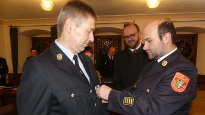 Bild: rn
Im Namen des Freistaats zeichnet Kreisbrandrat Marco Saller (rechts) Dieter Dunzer für 40 Jahre aktiven Feuerwehrdienst aus.