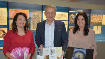 Bild: jr
Nicole Schuller, Bürgermeister Roland Grillmeier und Marion Papsch (von links) stellten das Jahresprogramm des Mitterteicher Museums sowie den dazugehörigen Flyer vor.