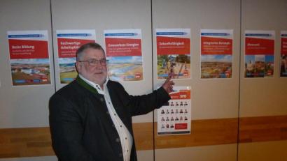 Bild: Wilhelm Amann
Bürgermeister Armin Schärtl (SPD) hängte acht kleine Plakate an die Wand und beschrieb anhand derer seine Ziele.