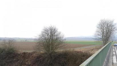 Bild: lnz
Im Bereich neben der Bahnlinie und der Straße Oberteich-Triebendorf soll eine rund 4,65 Hektar große Photovoltaikanlage entstehen. Vorgesehen sind dafür Grundstücke südlich von der Straße direkt hinter der Bahnbrücke.