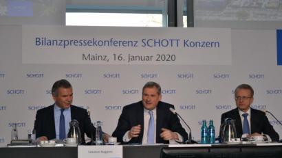 Bild: rti
Salvatore Ruggiero, Vice President Marketing and Communication, Vorstandsvorsitzender Frank Heinricht und Finanzvorstand Jens Schulte (von links) präsentierten die aktuellen Zahlen der Schott AG.