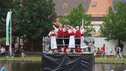 Bild: mmj
Besonderer Auftritt zum Jubiläum: Beim 50. Seefest drehten die Volkstänzer ihre Tanzfiguren auf einer Bühne inmitten der Insel im Hahnenweiher – so wie dies zu den Anfangszeiten des Festes der Fall war.