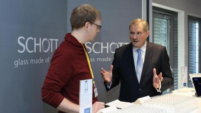 Bild: Alexander Sell/Schott AG
Schott-Vorstandsvorsitzender Frank Heinricht (rechts) erläutert Redakteur Martin Maier die künftigen Herausforderungen für den Standort Mitterteich.