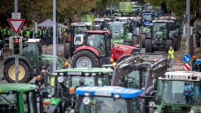 Archivbild: Sina Schuldt/dpa
Traktoren und ihre Fahrer bei einer Kundgebung.