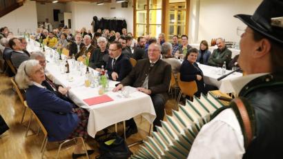 Bild: Gerhard Götz 
Thomas Dürr, "Der Barde von Laaber", sorgt für die passende Musik zur feierlichen Verabschiedung von Birgit Angerer (links). Mit im Bild Bezirkstagspräsident Franz Löffler (vorne rechts) und Angerers Nachfolger als Leiter des Freilandmuseums Neusath-Perschen Tobias Hammerl (rechts daneben).