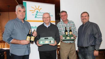 Bild: pi
Der kommissarische FW-Vorsitzende Anton Hirnet (rechts) und Martin Scheibl (links) bedanken sich bei den Referenten Harald Kleiber und Harald Portele.
