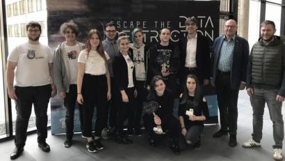 Bild: wro
Das Projekt am Beruflichen Schulzentrum in Wiesau leitete Kristina Barth (Fünfte von links). Mit im Bild auch Organisator Michael Planner, die Vertreter der Schulleitung, Dr. Hermann Körner und Thomas Metzler (von rechts), sowie die Teilnehmer am „Escape Room“.