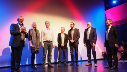 Bild: exb
Bei der Präsentation des neuen Imagefilms (von links): Bürgermeister Franz Mädler, die Hauptdarsteller Marion Baumer und Markus Ströhl sowie Komponist Max Köppl, Robert Neuber, Zweiter Bürgermeister Norbert Schmid und Dritter Bürgermeister Josef Schmaußer.