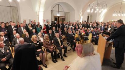 Bild: Wolfgang Steinbacher
Landrat Richard Reisinger umringt vom "who is who" des Landkreises Amberg-Sulzbach und der Stadt Amberg. Rund 400 Gäste sind in den König-Ruprecht-Saal gekommen.