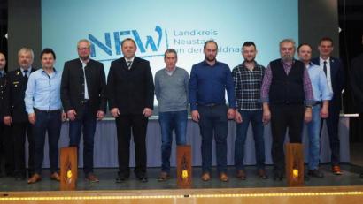 Bild: krb
Vertreter von fünf Firmen, die ein ganz besonderes Herz fürs Ehrenamt haben, erhalten neben Urkunden auch Feuerkörbe.