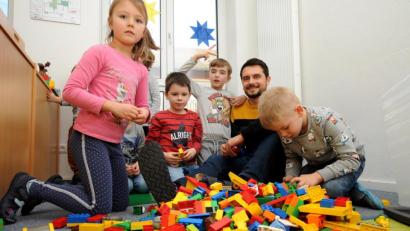 Bild: Stephan Huber
Angekommen: Michael Kraus fühlt sich wohl beim Spielen mit den Kindern. Und die mögen den neuen „Chef“. So nennen sie den 32-Jährigen Schäfloher, der der neue Leiter im Kindergarten St. Michael Poppenricht ist. Manche sagen auch einfach Michael.