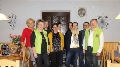 Bild: jhö
Die neu gewählte Führungsmannschaft des Obst- und Gartenbauverein Speinshart: (von links) Christa Hösl (Schriftführerin), Christine Walter (stellvertretende Vorsitzende), Cornelia Neukam (Ortsdelegierte), Christine Hefner (neue Ortsdelegierte), Martina Neubauer (Kassiererin), Tanja Schertler (neu Ortsdelegierte) Carmen Schedl (Jugendarbeit), Günter Sollner (Homepage/Internet) und Josef Höllerl (Vorsitzender).
