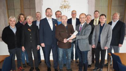 Bild: krb
Der Kreisverband der Freien Wähler übergibt seinen Wahlvorschlag.