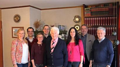 Bild: jma
Glückwünsche zum 80. Geburtstag (von links): Pfarrhelferin Anita, Sohn Matthias, Schwiegertochter Sabine, Enkel Stefan, Jubilar Willi Schelz, Tochter Judith, Bürgermeister Joachim Neuß und Eugen Eckert.
