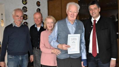 Bild: rgr
Nach seinem Vater gibt es vier weitere, die sich Peter Keck schreiben. Peter Keck II. feierte nun seinen 95. Geburtstag. Dazu wünschten unter anderen Bürgermeister Edgar Knobloch (rechts) sowie Sohn Peter (von links) Thomas Reiter und Tochter Marga alles Gute.