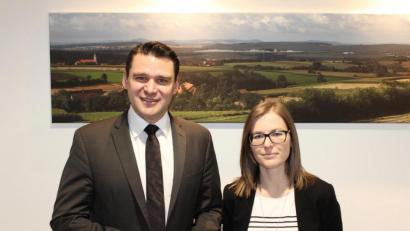 Bild: exb
Landrat Thomas Ebeling heißt die neue Geschäftsführerin des Kreisjugendrings Schwandorf, Sabrina Reiner, willkommen.
