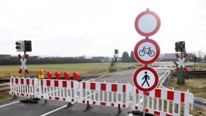 Bild: Gabi Schönberger
Warnbarken versperren die Maierhofstraße in Weiden. Niemand darf den Bahnübergang dort passieren.