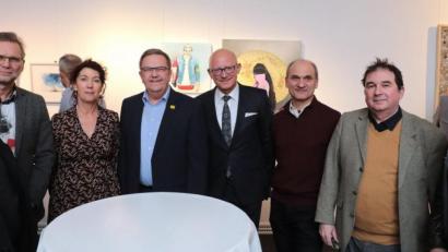 Bild: Wolfgang Steinbacher
Zur Jubiläumsausstellung zeigten (von links) die Künstler Paul Schinner, Bernhard Dagner – Kuratorin Michaela Grammer, Bürgermeister Martin Preuss, Georg Thurner/Sparda-Bank – Franz Weidinger, Jörg Schemmann Willi Koch ihre Arbeiten. Das Motto „Zehn aus Zehn“ steht auch für 10 Jahre Stadtgalerie. 	Bild: Wolfgang Steinbacher