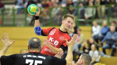 Bild: Ziegler
Der junge Sulzbacher Rückraumspieler Fabian Rohrbach (Mitte hinten) setzt sich im Sprungwurf durch - das sollte er am Sonntag auch des öfteren tun.